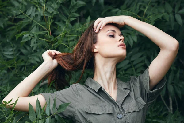 Taiga ormanında kadın elleriyle kafasına dokunuyor. Temiz hava.