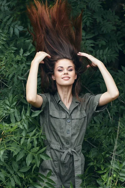 Mulher na floresta onda cabelo e arbustos verdes sorrir verão — Fotografia de Stock