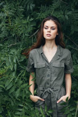 Kamera yalnızlığı için modellik dışarıda yürüyüş tulumu. 