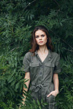 Ormandaki kadın yeşil tulumlu esmer makyajlı doğa gezisi 