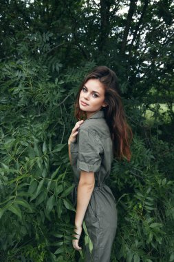 Ormandaki kadın yeşil tulum görünümlü makyaj yeşil yapraklar 