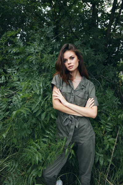 Mujer en el bosque cruzó sus brazos y mono naturaleza viaje —  Fotos de Stock