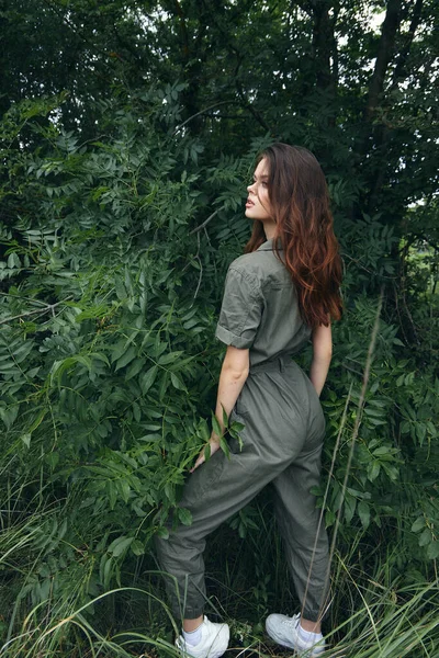 Ormandaki kadın spor ayakkabılı ve tulumlu. yaz — Stok fotoğraf
