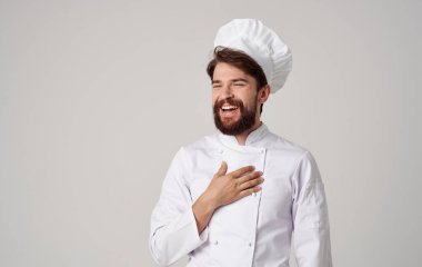 Duygusal şef kıyafetleri mutfakta profesyonel olarak çalışıyor.