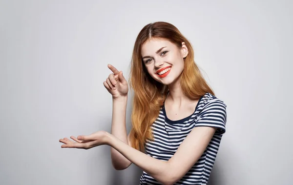 Όμορφη γυναίκα με ριγέ t-shirt συναισθήματα χειρονομία χέρι — Φωτογραφία Αρχείου