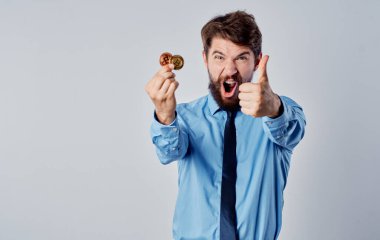 Kripto para birimi elektronik ödeme sistemine sahip bir adam gömleği.