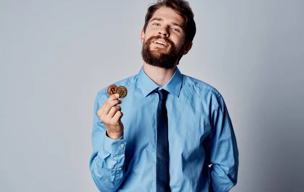 Чоловіча фінансистська сорочка з краваткою криптовалюта електронна платіжна система — стокове фото