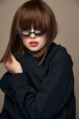 Komik model koyu renk ceket. Zarif tarz. Kapalı alanda neşe saçıyor. 