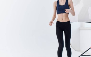 Spor kıyafetleri fotokopisi Space Fitnes 'de atlayan enerjik bir kadın.