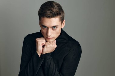 Erkek çekici görünüş cazibeli gri arka plan stüdyo modelleri