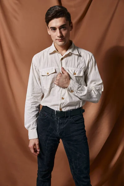 Стильний чоловік у білій сорочці повсякденний одяг з впевненістю тканинний фон — стокове фото