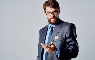 Altın paraları olan bir adam Kripto para birimi bitcoin oranı dolar