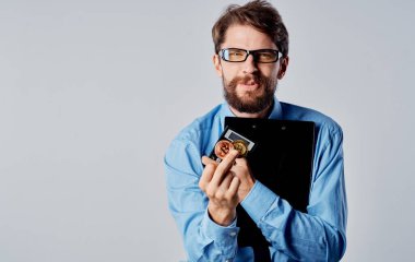 Parasal açıdan başarılı bir yatırımcının elinde kripto para bağı olan gömlekli bir iş adamı.