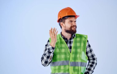 Miğferli bir mimar ve yansıtıcı yelek elleriyle Uzay 'ı taklit eder.