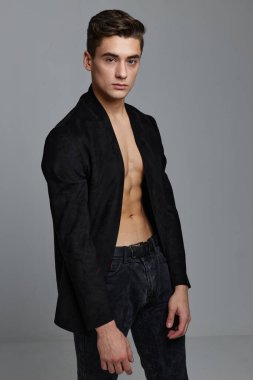 Düğmeleri iliklenmemiş gömlek giyen adam gri arka plan modeli.