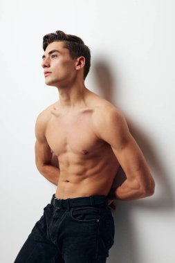 Odadaki beyaz duvarın yanında alçak bir tonu var.