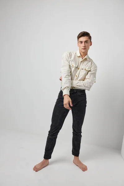 Άνδρας σε λευκό πουκάμισο μαύρο παντελόνι μόδας μοντέλο αυτοπεποίθησης — Φωτογραφία Αρχείου