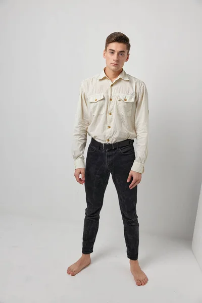 Fiatal férfi divatos frizura alkalmi viselet önbizalom — Stock Fotó