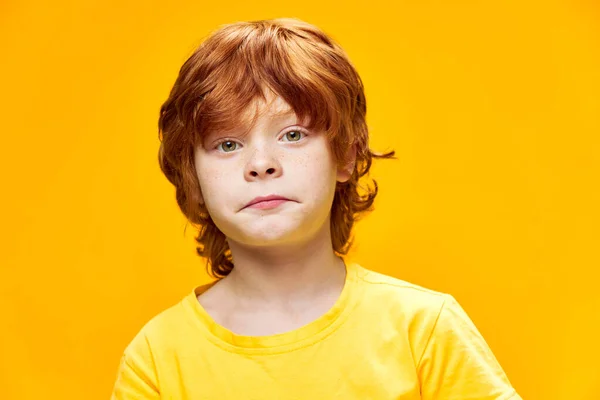 Smutny rudowłosy chłopiec żółty t-shirt twarz zbliżenie — Zdjęcie stockowe