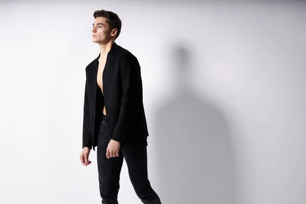 Όμορφος άντρας μαύρο σακάκι μοντέρνο στυλ μοντέρνα ρούχα ποζάρουν — Φωτογραφία Αρχείου