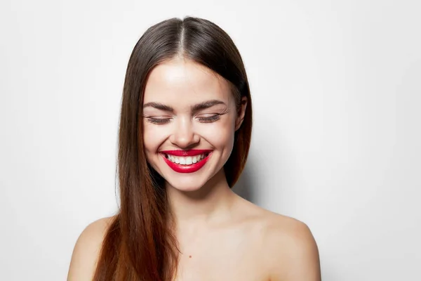 Frau mit langer Frisur Big smile Make-up Modell Lippenstift — Stockfoto