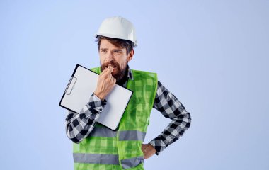 İş üniformalı beyaz şapka giyen adam profesyonel güvenlik işi yapıyor.