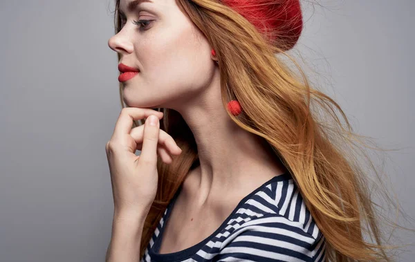 Романтичная женщина с ярким макияжем красные серьги головной убор портрет модели — стоковое фото