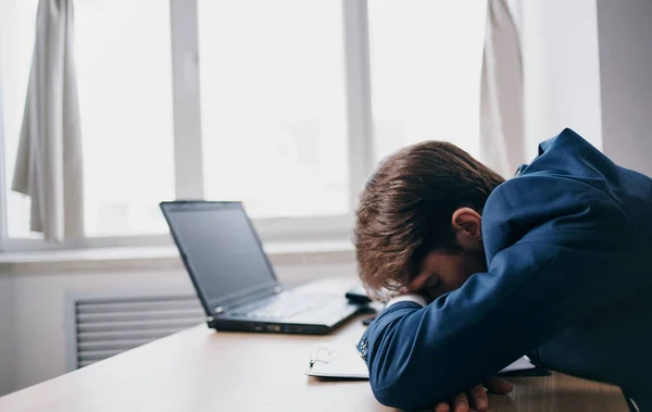 Homem de negócios em um terno adormeceu no trabalho na mesa no escritório — Fotografia de Stock