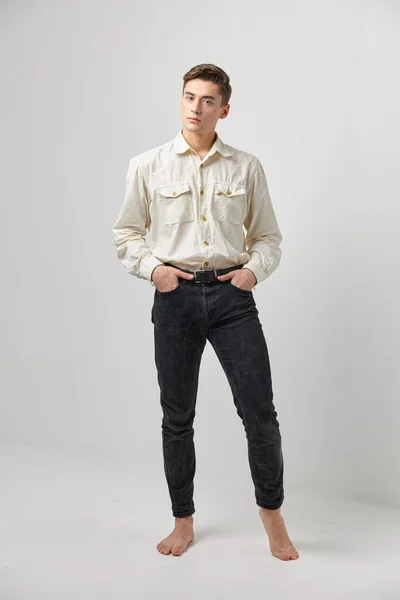 Man in wit shirt zwarte broek en casual dragen zelfvertrouwen studio levensstijl — Stockfoto