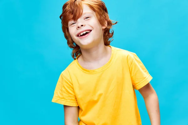 Портрет рыжеволосого веселого мальчика с открытым ртом желтая футболка обрезанный вид студии — стоковое фото