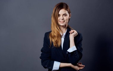 Takım elbiseli kadın profesyonel ofis müdürünün önünde el ele tutuşuyor.