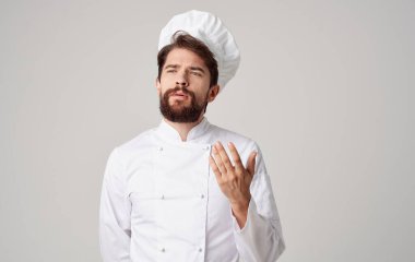 Lokantada çalışan aşçı erkek.