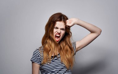 Güzel bir kadın güzel saç stili kırmızı dudaklar heyecan verici duygular stüdyosu