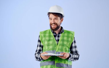 İş üniformalı beyaz şapka giyen adam profesyonel güvenlik işi yapıyor.