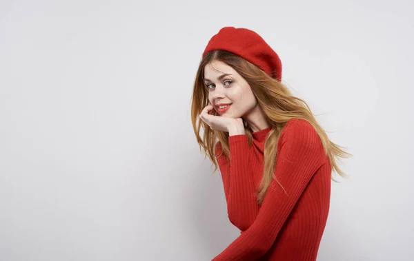 Hermosa mujer en vestido rojo glamour cosméticos diversión maquillaje lujo —  Fotos de Stock