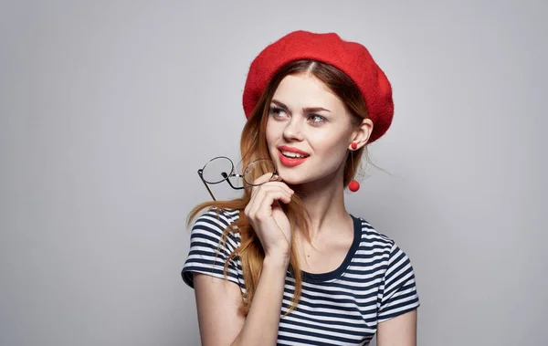 Emotionele vrouw gestreepte t-shirt make-up bril hoofdtooi — Stockfoto