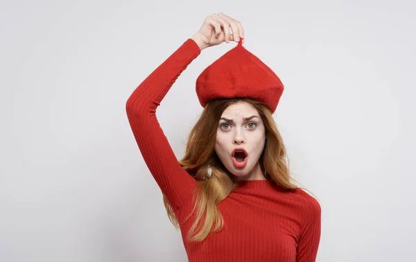 Hübsche Frau roten Hut und Kleider Kosmetik zu Hause Luxus-Modell — Stockfoto
