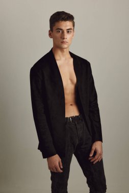 Şirin erkek ceketi, lüks cazibesi, izole edilmiş arka plan.