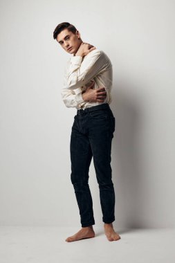 Stüdyodaki adam modern tarz çekiciliği ve kendine güveni ile uyumlu.