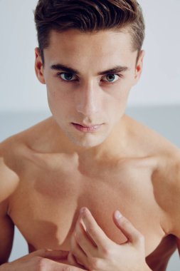 Yakışıklı, üstsüz, kaslı, yakın çekim spor modeli.