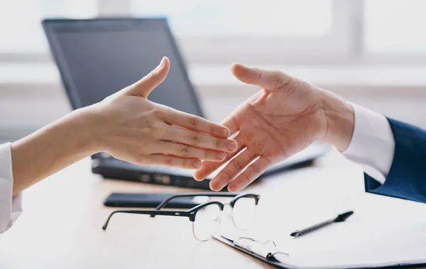 Handschlag gestikulierende Hände Laptop Büro Arbeitsfenster — Stockfoto