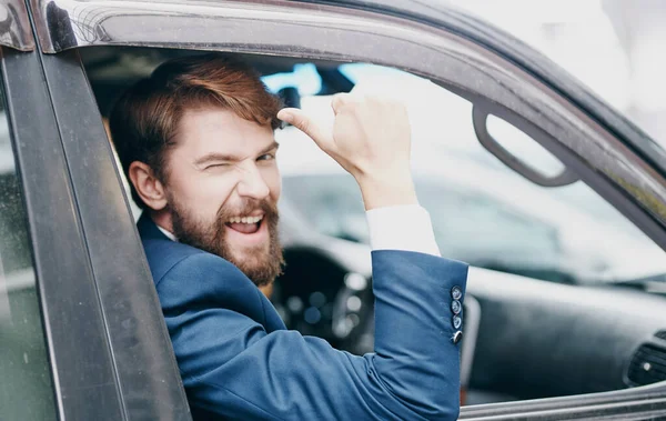 Homem de negócios espreitando para fora do carro viagem janela profissional — Fotografia de Stock