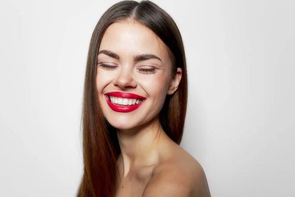 Frauenlachen und geschlossene Augen mit nackten Schultern, charmanter Blick — Stockfoto