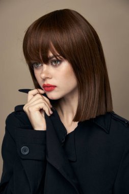 Gülümseyen kadın klasik ceket zarif bir gülümseme 