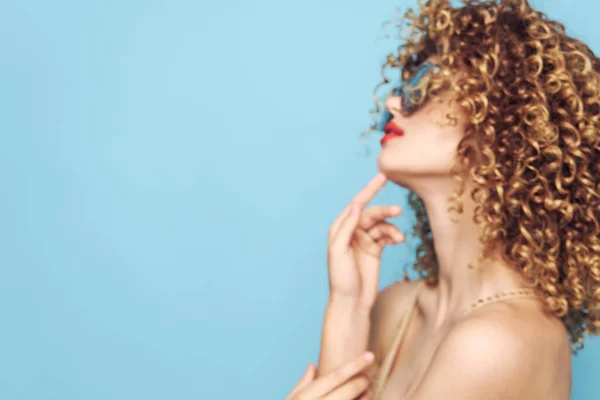 Vacker kvinna lockigt hår Red Lips Charm Studio Modell — Stockfoto