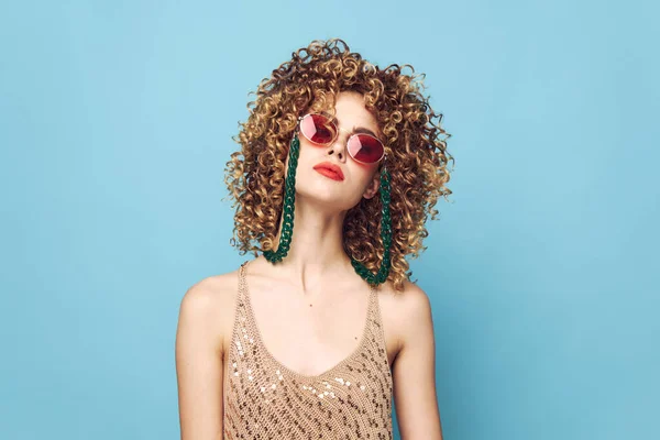 Portrét ženy Sluneční brýle ozdoby rudé rty kudrnaté vlasy — Stock fotografie
