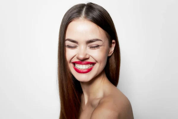 Frauenporträt Breites Lächeln geschlossene Augen nackte Schultern Körperpflege — Stockfoto