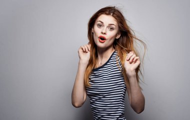 Güzel bir kadın, güzel bir saç stili kozmetik, çekici duygular zarif bir tarz.