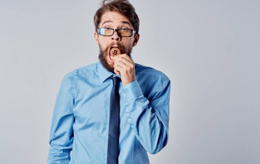 Finansör şifreleme ekonomisi teknoloji girişimci yöneticisi gri arkaplan