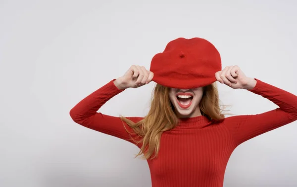 Красива жінка в червоній сукні серії колодязів студія червоного капелюха сірий фон — стокове фото